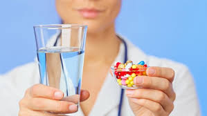 Коли приймати і чим запивати: основні правила прийому ліків