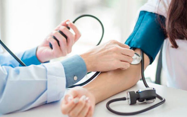 Яка медична допомога надається внутрішньо переміщеній особі при інфаркті