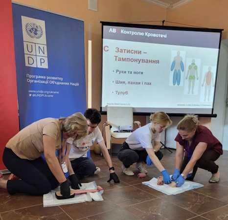 Тренінг «Базова підтримка життя у дітей та дорослих. Зупинка кровотеч».